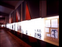 Vitrinen in der Ausstellung "Von der Erinnerung zum Monument 1950-1990" (2002) im Neuen Museum