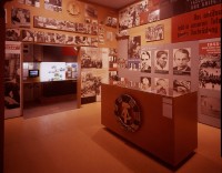 Blick in die Ausstellung "Von der Erinnerung zum Monument 1950-1990" (2002)