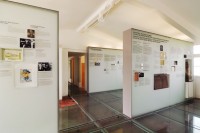 Blick in die Ausstellung "Medizin und Verbrechen 1936 - 1945" (2004) in den Krankenrevierbaracken