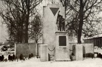 Erster Gedenkstein aus dem Gelände des ehemaligen KZ Sachsenhausen (1954)