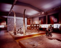 Großexponate der Ausstellung "Von der Erinnerung zum Monument 1950-1990" (2002)