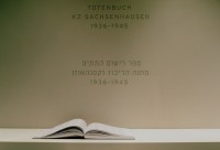 Das Totenbuch in der Ausstellung "Das KZ Sachsenhausen 1936 - 1945. Ereignisse und Entwicklungen" (2008) in der ehemaligen Häftlingsküche