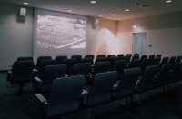 Blick in den Kinosaal zur Ausstellung "Das KZ Sachsenhausen 1936 - 1945. Ereignisse und Entwicklungen" (2008) in der ehemaligen Häftlingsküche