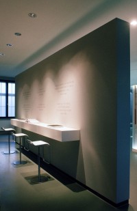 Blick in die Ausstellung "Das KZ Sachsenhausen 1936 - 1945. Ereignisse und Entwicklungen" (2008) in der ehemaligen Häftlingsküche